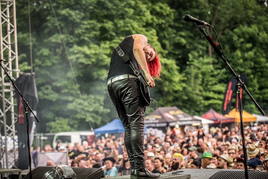 V Holýšově odstartoval ďábelský mejdan. Festival Pekelný ostrov vítá Rybičky 48 nebo Chinaski