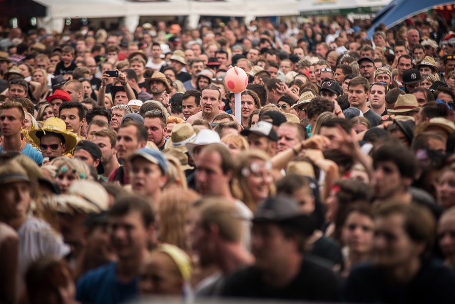 V Holýšově odstartoval ďábelský mejdan. Festival Pekelný ostrov vítá Rybičky 48 nebo Chinaski