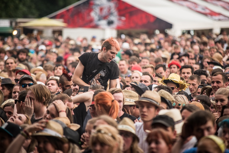 V Holýšově odstartoval ďábelský mejdan. Festival Pekelný ostrov vítá Rybičky 48 nebo Chinaski