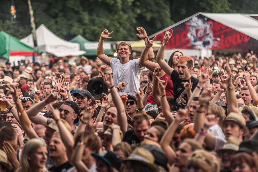 V Holýšově odstartoval ďábelský mejdan. Festival Pekelný ostrov vítá Rybičky 48 nebo Chinaski