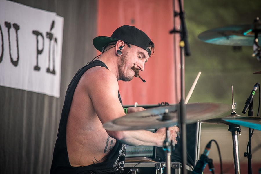 V Holýšově odstartoval ďábelský mejdan. Festival Pekelný ostrov vítá Rybičky 48 nebo Chinaski