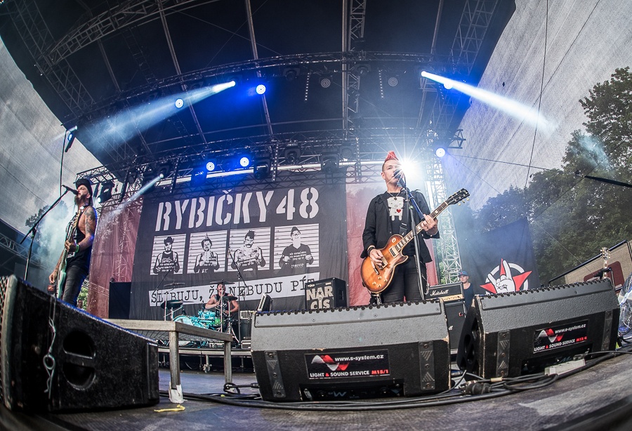 V Holýšově odstartoval ďábelský mejdan. Festival Pekelný ostrov vítá Rybičky 48 nebo Chinaski