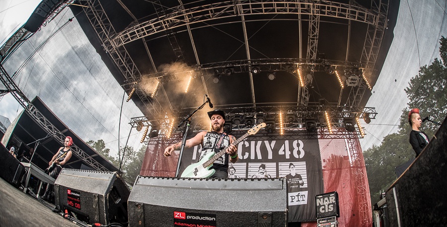 V Holýšově odstartoval ďábelský mejdan. Festival Pekelný ostrov vítá Rybičky 48 nebo Chinaski