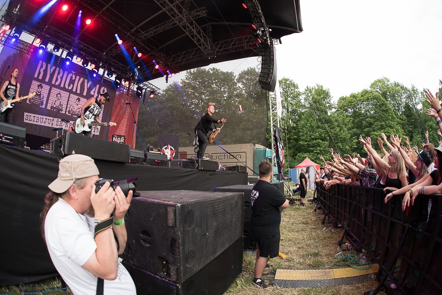 V Holýšově odstartoval ďábelský mejdan. Festival Pekelný ostrov vítá Rybičky 48 nebo Chinaski