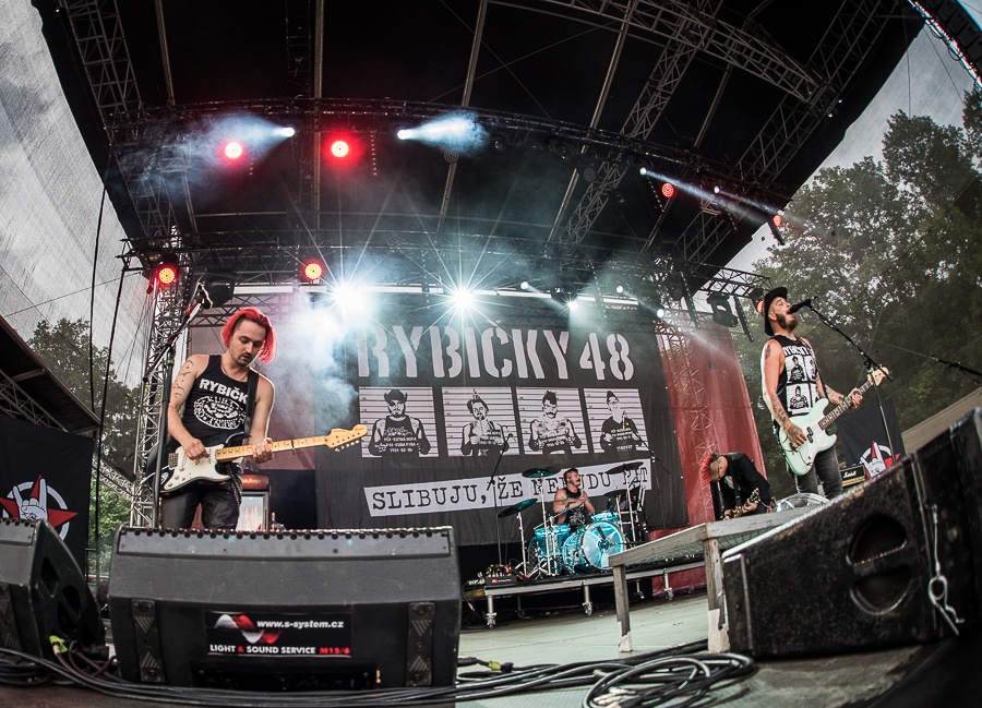 V Holýšově odstartoval ďábelský mejdan. Festival Pekelný ostrov vítá Rybičky 48 nebo Chinaski