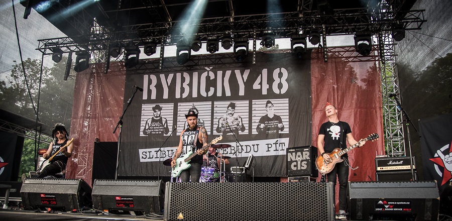 V Holýšově odstartoval ďábelský mejdan. Festival Pekelný ostrov vítá Rybičky 48 nebo Chinaski