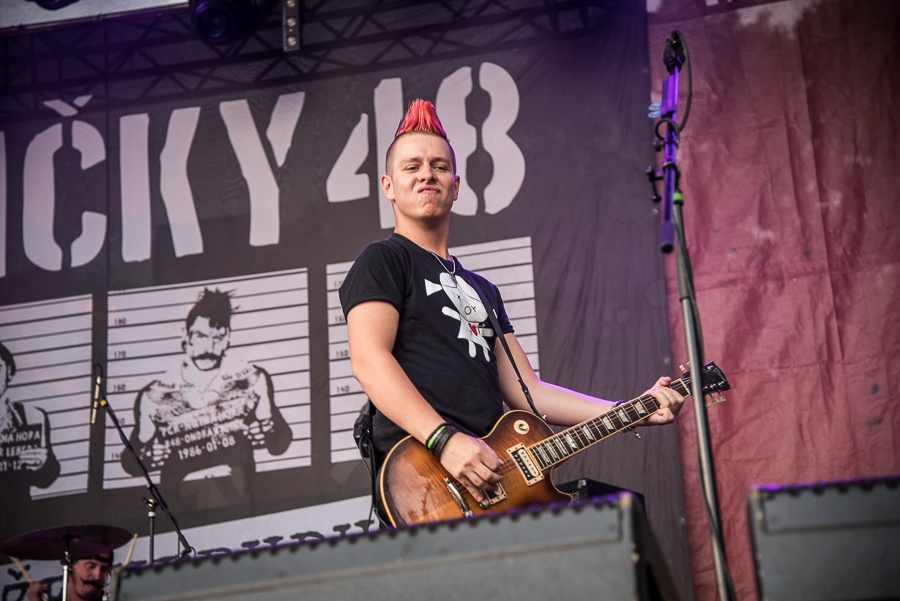 V Holýšově odstartoval ďábelský mejdan. Festival Pekelný ostrov vítá Rybičky 48 nebo Chinaski