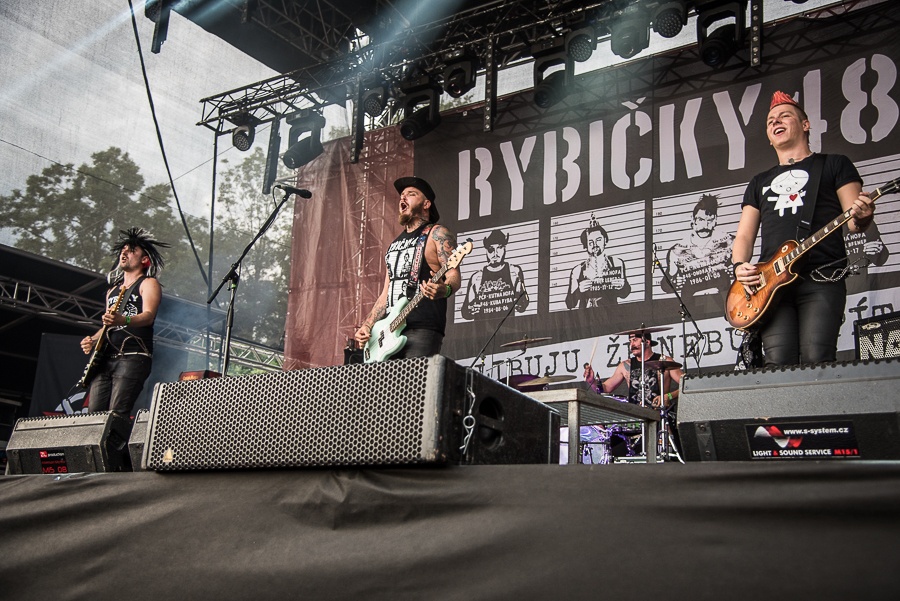 V Holýšově odstartoval ďábelský mejdan. Festival Pekelný ostrov vítá Rybičky 48 nebo Chinaski