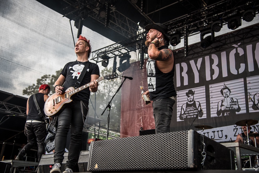 V Holýšově odstartoval ďábelský mejdan. Festival Pekelný ostrov vítá Rybičky 48 nebo Chinaski