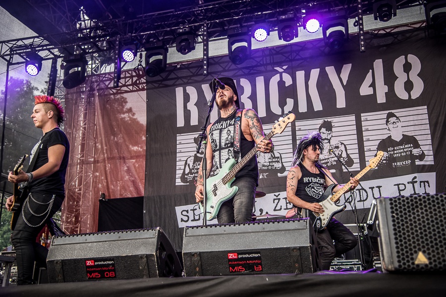 V Holýšově odstartoval ďábelský mejdan. Festival Pekelný ostrov vítá Rybičky 48 nebo Chinaski