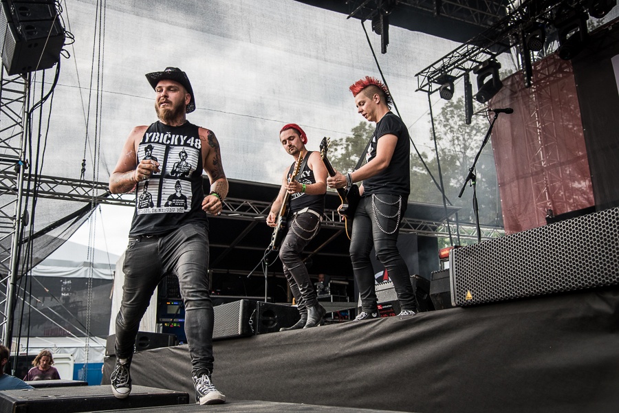 V Holýšově odstartoval ďábelský mejdan. Festival Pekelný ostrov vítá Rybičky 48 nebo Chinaski