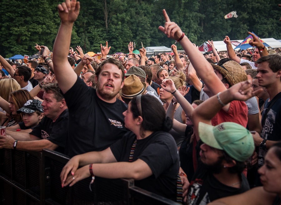 V Holýšově odstartoval ďábelský mejdan. Festival Pekelný ostrov vítá Rybičky 48 nebo Chinaski