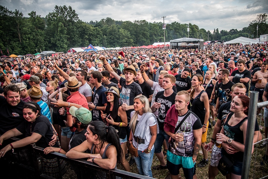 V Holýšově odstartoval ďábelský mejdan. Festival Pekelný ostrov vítá Rybičky 48 nebo Chinaski