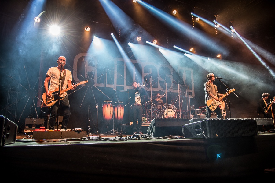 V Holýšově odstartoval ďábelský mejdan. Festival Pekelný ostrov vítá Rybičky 48 nebo Chinaski