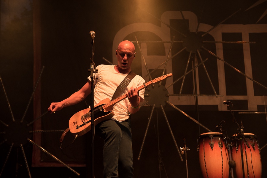 V Holýšově odstartoval ďábelský mejdan. Festival Pekelný ostrov vítá Rybičky 48 nebo Chinaski