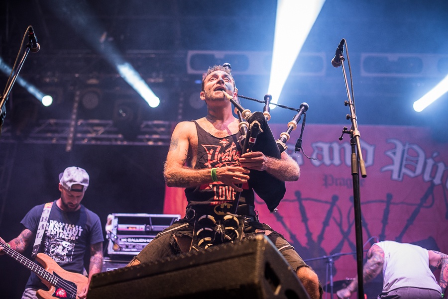 V Holýšově odstartoval ďábelský mejdan. Festival Pekelný ostrov vítá Rybičky 48 nebo Chinaski