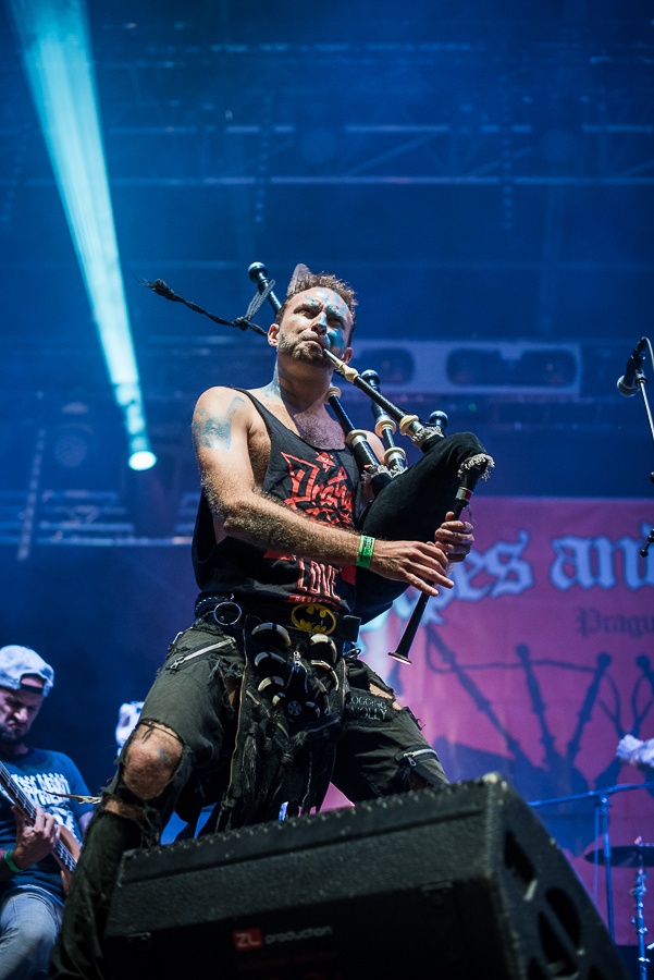 V Holýšově odstartoval ďábelský mejdan. Festival Pekelný ostrov vítá Rybičky 48 nebo Chinaski