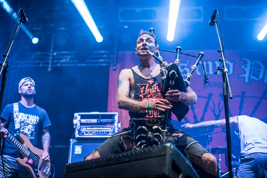 V Holýšově odstartoval ďábelský mejdan. Festival Pekelný ostrov vítá Rybičky 48 nebo Chinaski