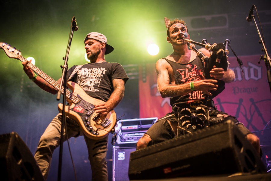 V Holýšově odstartoval ďábelský mejdan. Festival Pekelný ostrov vítá Rybičky 48 nebo Chinaski