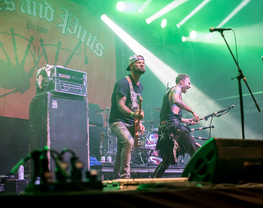 V Holýšově odstartoval ďábelský mejdan. Festival Pekelný ostrov vítá Rybičky 48 nebo Chinaski