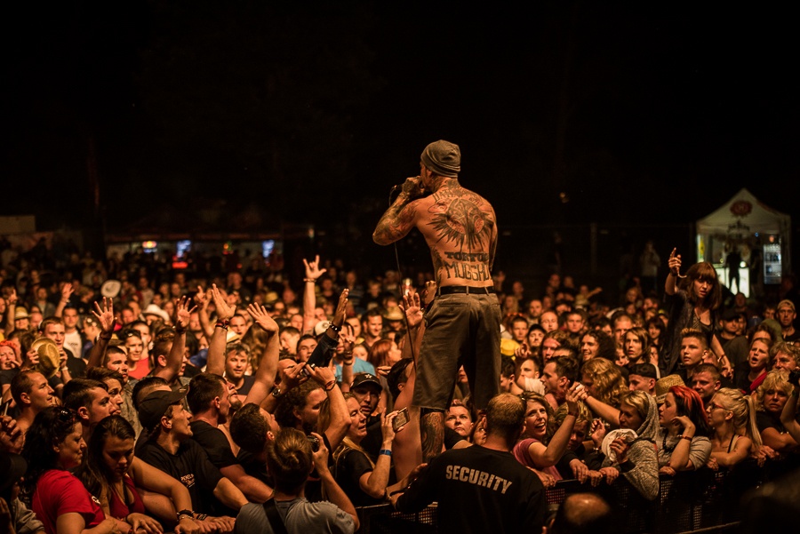 V Holýšově odstartoval ďábelský mejdan. Festival Pekelný ostrov vítá Rybičky 48 nebo Chinaski