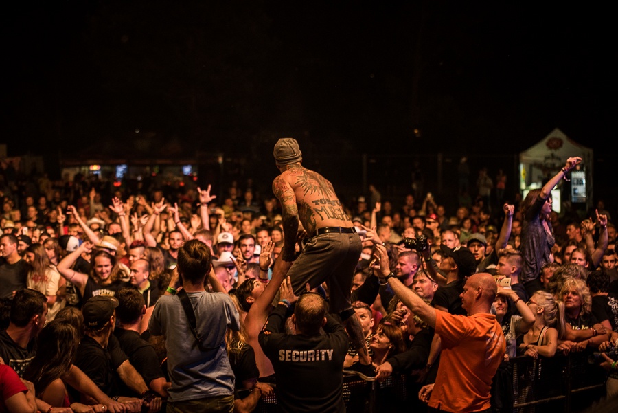 V Holýšově odstartoval ďábelský mejdan. Festival Pekelný ostrov vítá Rybičky 48 nebo Chinaski