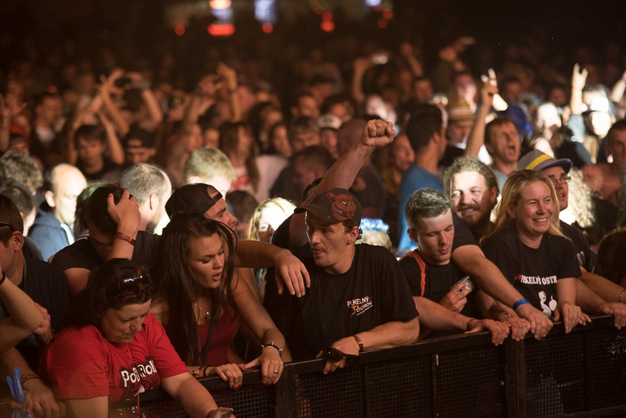 V Holýšově odstartoval ďábelský mejdan. Festival Pekelný ostrov vítá Rybičky 48 nebo Chinaski