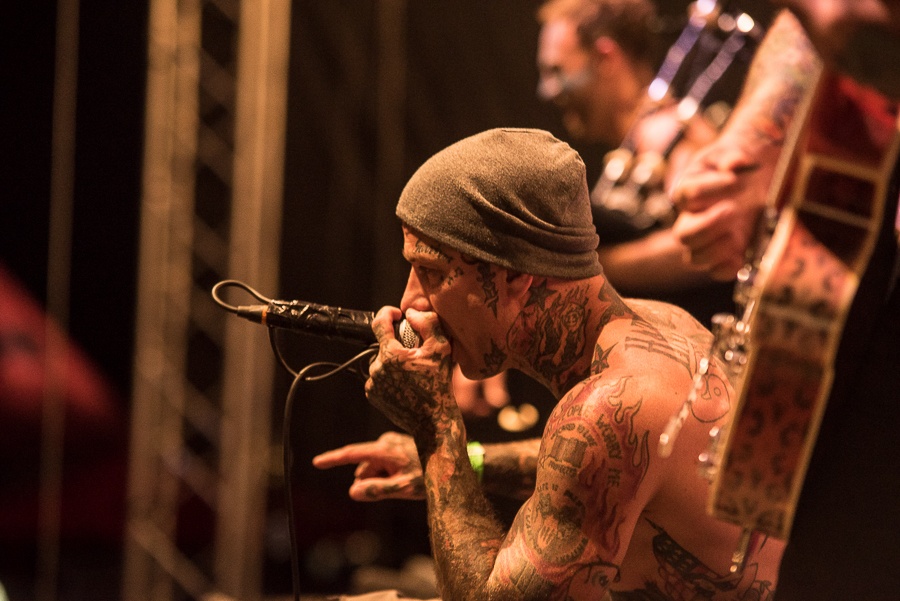 V Holýšově odstartoval ďábelský mejdan. Festival Pekelný ostrov vítá Rybičky 48 nebo Chinaski