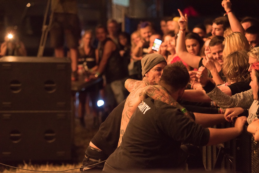 V Holýšově odstartoval ďábelský mejdan. Festival Pekelný ostrov vítá Rybičky 48 nebo Chinaski