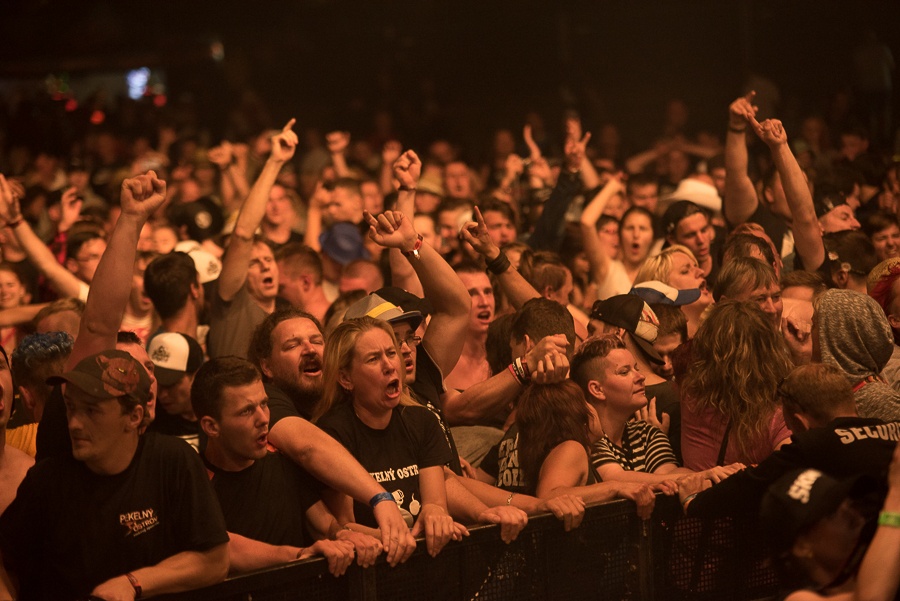 V Holýšově odstartoval ďábelský mejdan. Festival Pekelný ostrov vítá Rybičky 48 nebo Chinaski