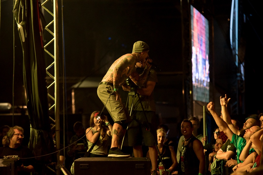 V Holýšově odstartoval ďábelský mejdan. Festival Pekelný ostrov vítá Rybičky 48 nebo Chinaski