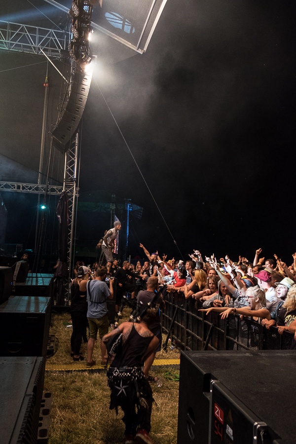 V Holýšově odstartoval ďábelský mejdan. Festival Pekelný ostrov vítá Rybičky 48 nebo Chinaski