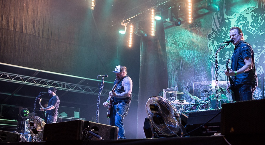 V Holýšově odstartoval ďábelský mejdan. Festival Pekelný ostrov vítá Rybičky 48 nebo Chinaski