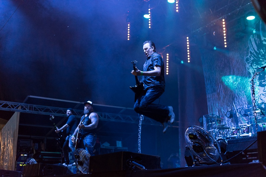 V Holýšově odstartoval ďábelský mejdan. Festival Pekelný ostrov vítá Rybičky 48 nebo Chinaski