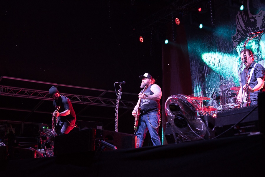 V Holýšově odstartoval ďábelský mejdan. Festival Pekelný ostrov vítá Rybičky 48 nebo Chinaski