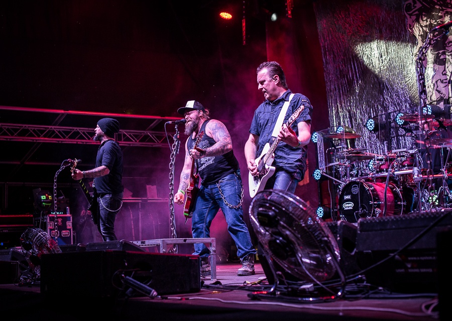 V Holýšově odstartoval ďábelský mejdan. Festival Pekelný ostrov vítá Rybičky 48 nebo Chinaski