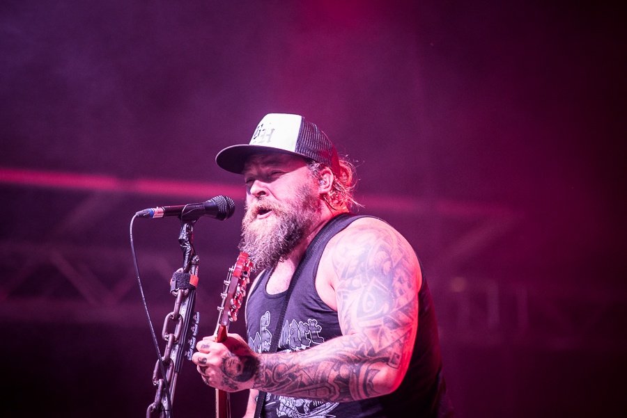 V Holýšově odstartoval ďábelský mejdan. Festival Pekelný ostrov vítá Rybičky 48 nebo Chinaski