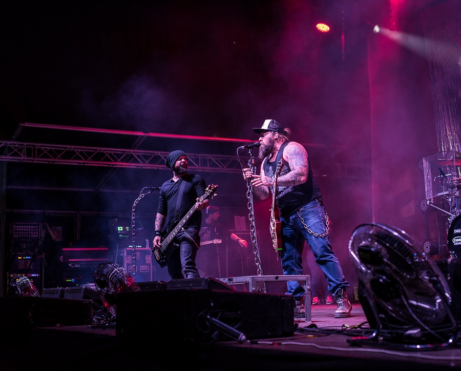 V Holýšově odstartoval ďábelský mejdan. Festival Pekelný ostrov vítá Rybičky 48 nebo Chinaski