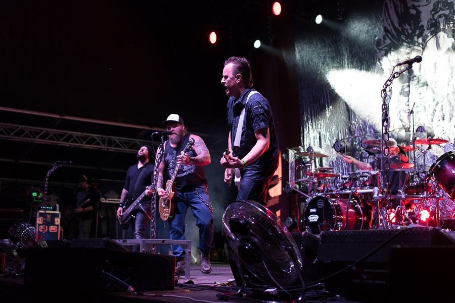 V Holýšově odstartoval ďábelský mejdan. Festival Pekelný ostrov vítá Rybičky 48 nebo Chinaski