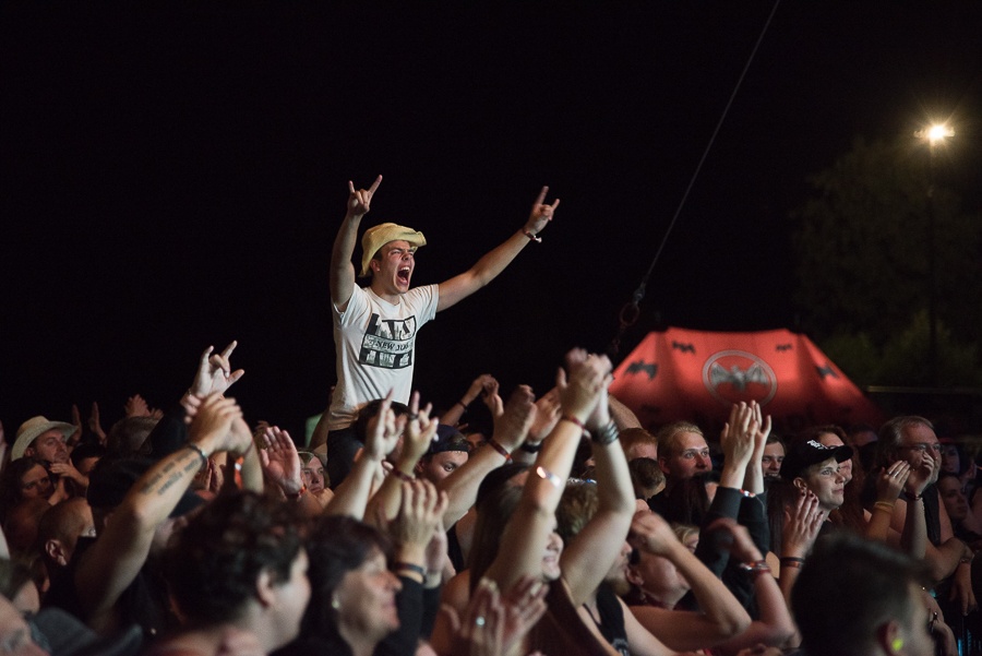 V Holýšově odstartoval ďábelský mejdan. Festival Pekelný ostrov vítá Rybičky 48 nebo Chinaski