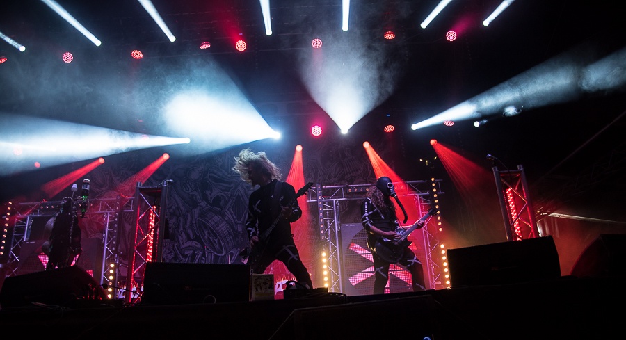 V Holýšově odstartoval ďábelský mejdan. Festival Pekelný ostrov vítá Rybičky 48 nebo Chinaski