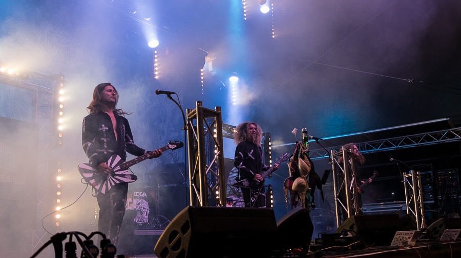 V Holýšově odstartoval ďábelský mejdan. Festival Pekelný ostrov vítá Rybičky 48 nebo Chinaski