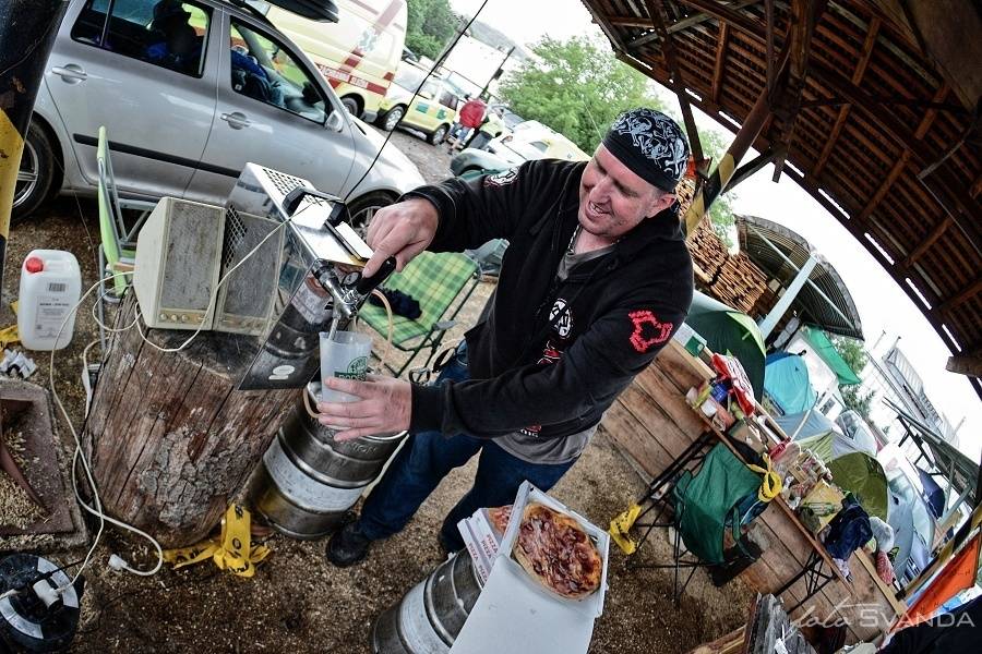 Masters Of Rock odstartovali Apocalyptica, Testament, Škwor a déšť