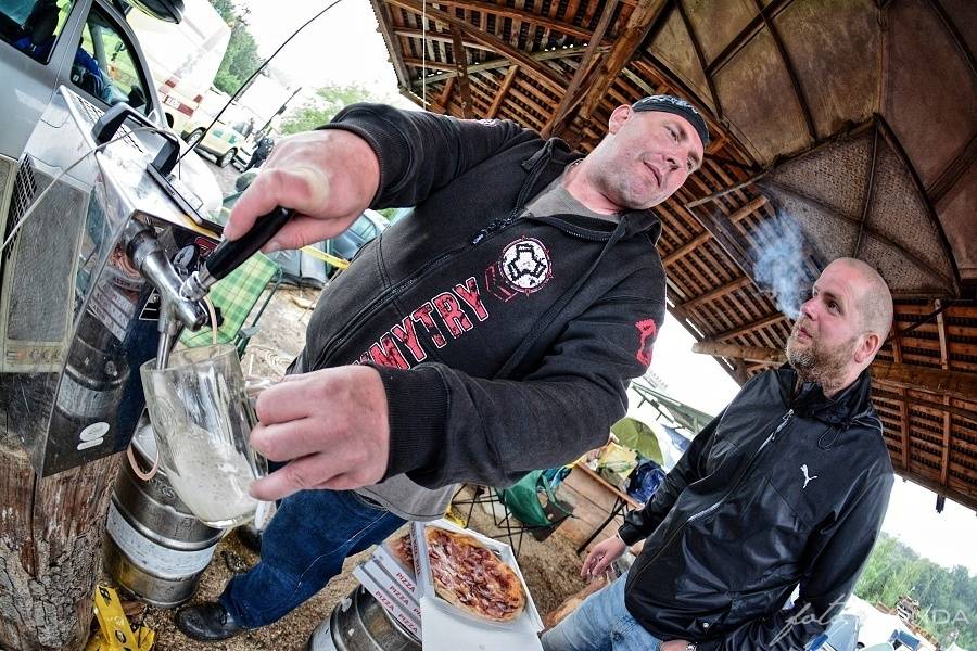 Masters Of Rock odstartovali Apocalyptica, Testament, Škwor a déšť