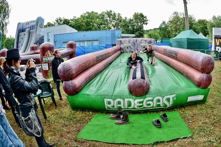 Masters Of Rock odstartovali Apocalyptica, Testament, Škwor a déšť