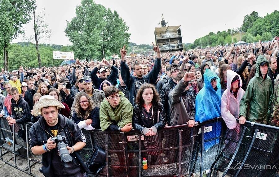 Masters Of Rock odstartovali Apocalyptica, Testament, Škwor a déšť