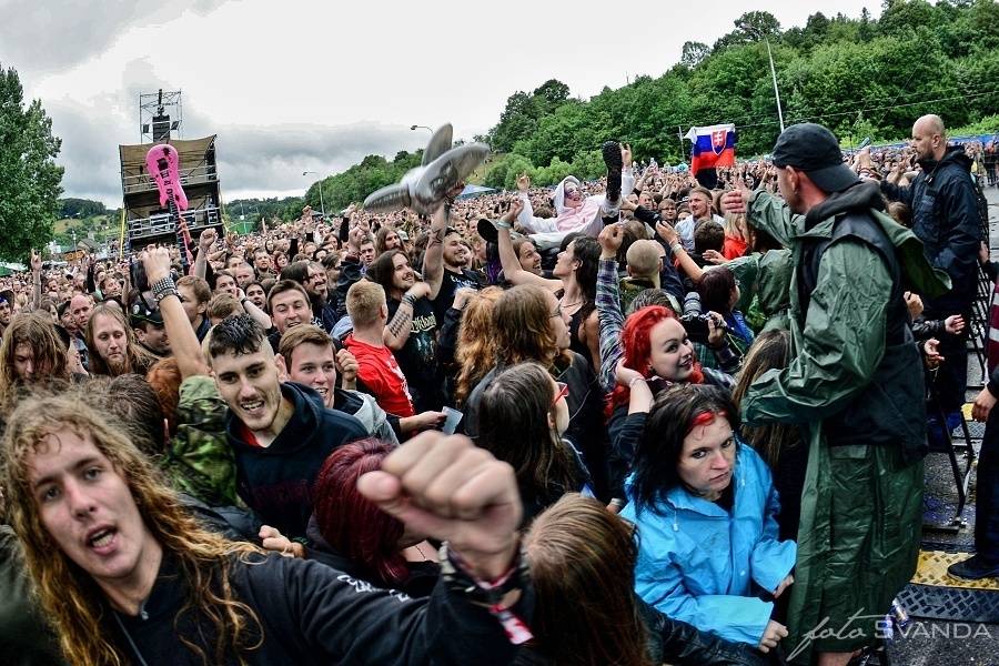 Masters Of Rock odstartovali Apocalyptica, Testament, Škwor a déšť