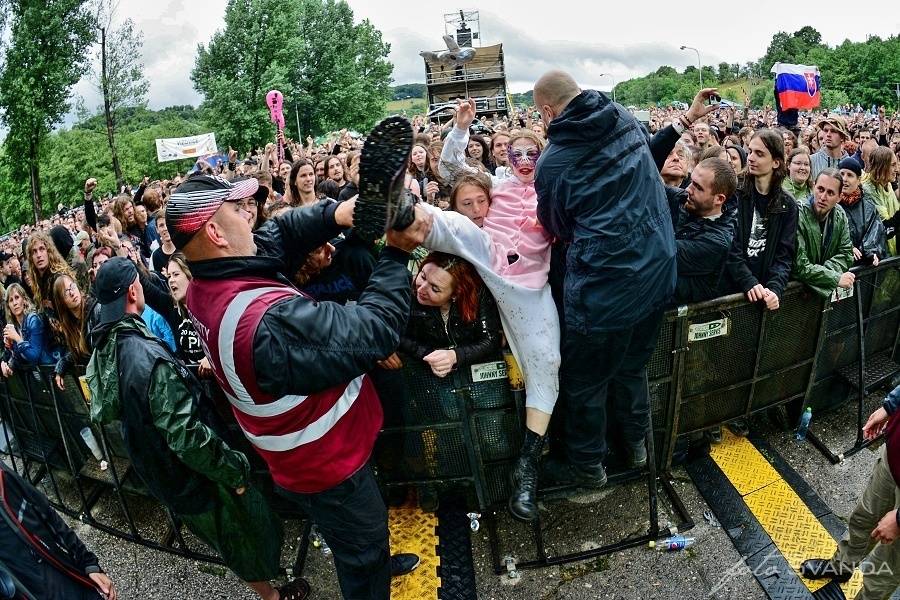 Masters Of Rock odstartovali Apocalyptica, Testament, Škwor a déšť