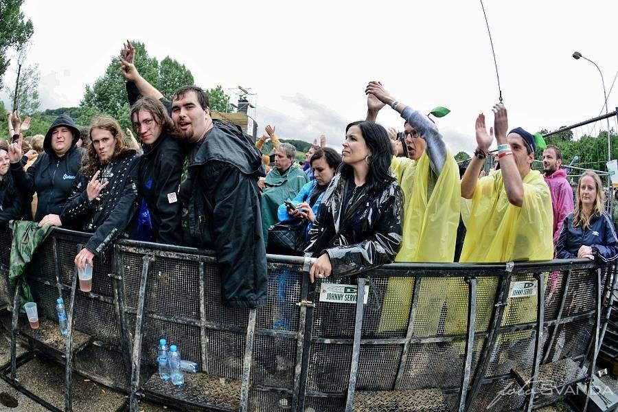 Masters Of Rock odstartovali Apocalyptica, Testament, Škwor a déšť