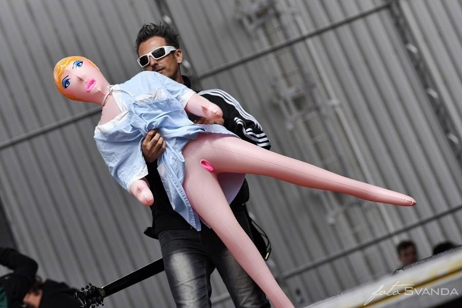 Masters Of Rock odstartovali Apocalyptica, Testament, Škwor a déšť